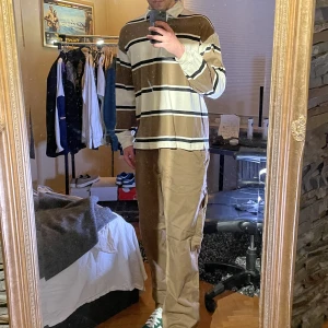 Långarmad Pikétröja - Säljer en långarmad pikétröja, skitsnygg att matcha, bra skick! Storlek M men funkar även till folk som har L, jag är 193 och den passar,  Först till kvarn!