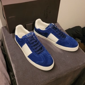 Valentino Flycrew - Extremt feta valentino flycrew i färgen royal blue! Använda 2 gånger, alla nitar kvar. Box samt kort ingår! Hör av dig vid minsta lilla fråga 🙂