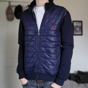 Ralph Lauren Cardigan - Extremt fet ralph lauren cardigan! Inga tecken på användning. Storlek M, passar mig som är 185!