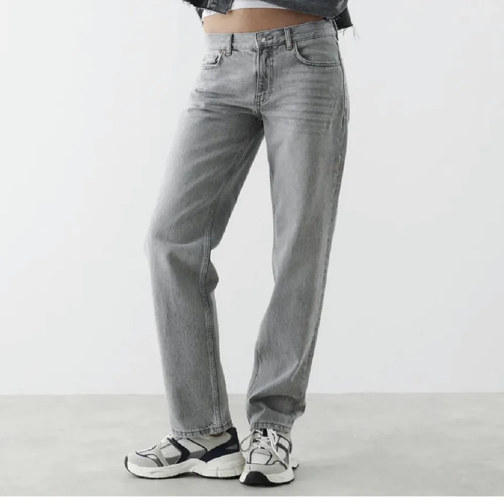 Lågmidjade jeans från Gina som är för små för mig. . Jeans & Byxor.
