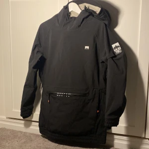 Anorak från montec - Svart anorak från montec i herrmodell, Stl S. Använd en säsong och nu tyvärr förliten. 