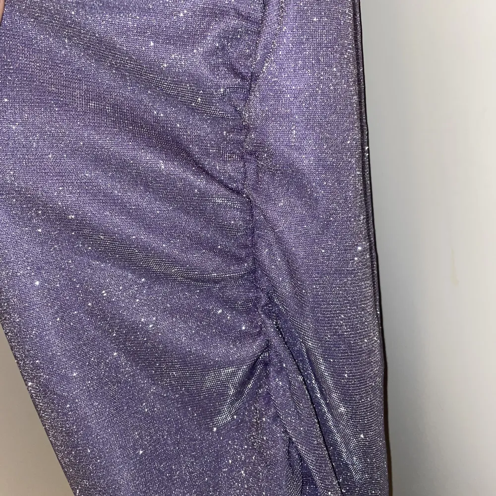 Glittrig klänning som är jätteskön och super inför exempelvis nyår! Knappt använd ✨ Skriv för bilder hur den sitter på🫶🏻🫶🏻. Klänningar.