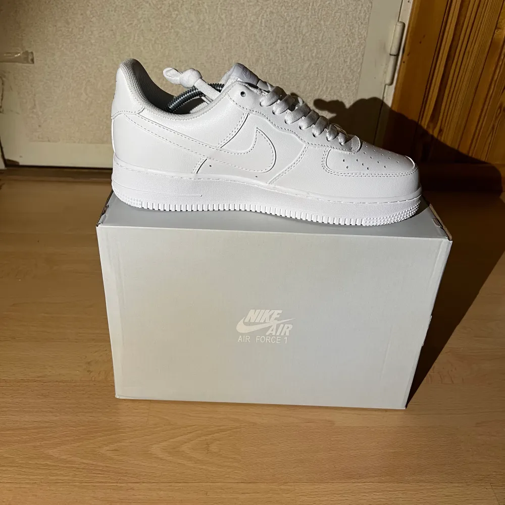 Helt nya kritvita Air Force 1s finns i storlek 42 och 44. Creaseskydd, box och dustbags medföljer.. Skor.