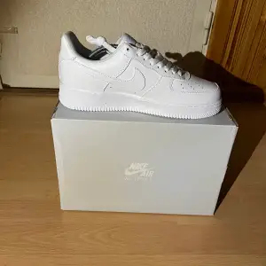 Helt nya kritvita Air Force 1s finns i storlek 42 och 44. Creaseskydd, box och dustbags medföljer.