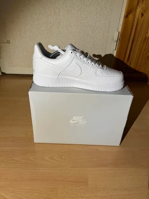 Nike Air Force One Vit - Helt nya kritvita Air Force 1s finns i storlek 42 och 44. Creaseskydd, box och dustbags medföljer.