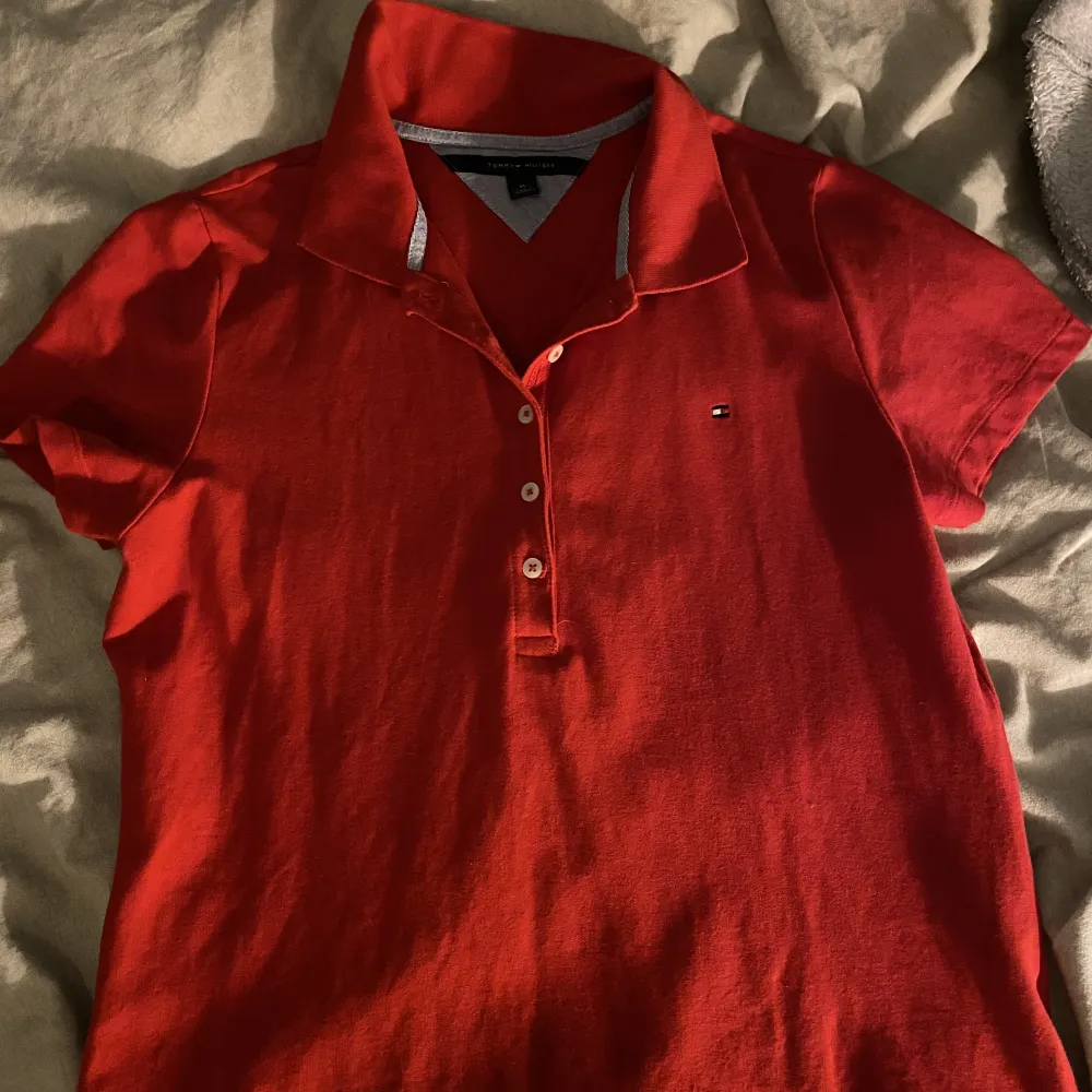 Helt ny Tommy hilfiger tröja i storlek M den är för stor för mig så har inte kunnat använda den köpte den för 1300kr men jag säljer den för 75 pga att jag bara vill bli av med kläder i garderoben😊. Skjortor.