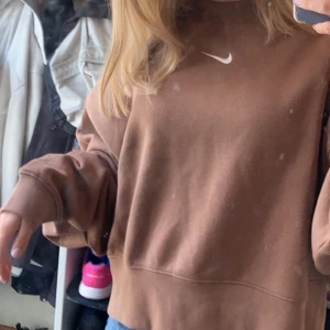 Nike sweatshirt - Säljer den a extremt fina äkta Nike sweatshirten i en brunaktig färg. Varsamt använd och i super skick, pris kan diskuteras. Storlek är xs men den är oversized