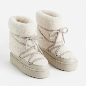 Inukki-liknande skor, helt nya  - Jag råkade beställa dessa fina skor i fel storlek, och har nu ingen möjlighet att lämna tillbaka då kvittot är slängt.. Så fina och i det nu trendiga Teddy-material. Helt oanvända! 