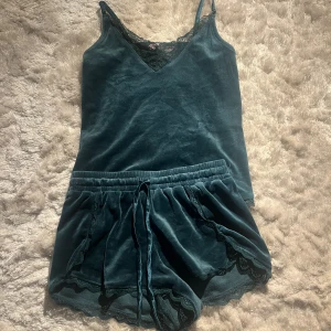 Pyjamas från Hunkemöller - Superfin mörkgrön pyjamas-sett från hunkemöller i strl XS💕