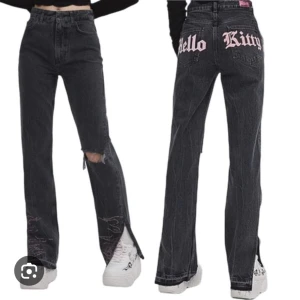 hello kitty jeans  - Säljer mina hello kitty jeans som är extremt snygga på men som tyvärr har blivit för små för mig💖 Paljetter + slits längst ner oså tryck på rumpan💖 Säljer för 400, pris kan diskutera 