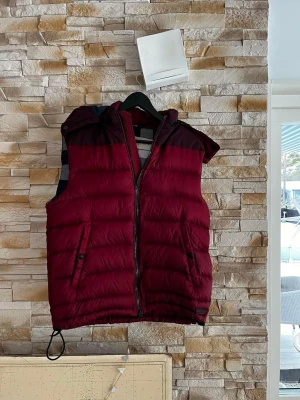 Burberry Väst - Snygg Burberry väst i torlek L  Cond: 7/10 Lite waterstains
