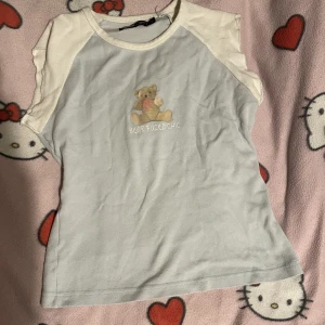 ”Vintage” croppad Nalle tröja - Vet inte vad som räknas som vintage, men vet att min mamma hade den i tonåren vilket var några år sedan. :,) Vet inte var den var köpt, tyvärr. Är lite nopprig, vilket går och ta bort med orken och viljan haha :) Pris går och diskutera! !katt finns hemma!