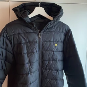 Lyle & scott jacka - En snygg jacka men förliten för mig. Orginalpris 700kr