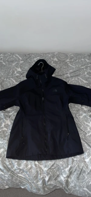 Northface höst jacka  - Säljer min gamla northface höst jacka i gott skick använd ett par gånger bara pris går o diskutera vid snabb affär 