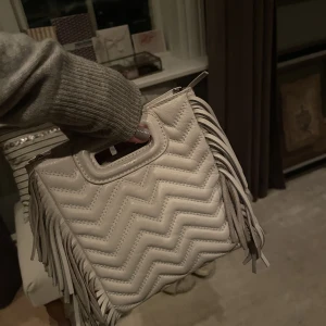 Maje väska  - Säljer min mini maje väska, då den inte kommer till användning längre. Den är väl omhändertagen och har inga fläckar eller så. 