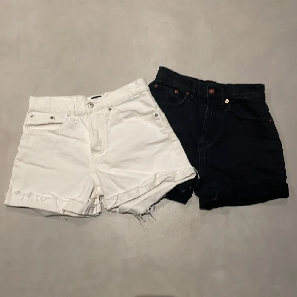Två par jeansshorts (svart och vit) i strl s. Superbra skick, använda en gång pga fel storlek… Superfina och enkla att styla - till ett bra pris. Shorts.