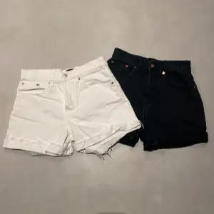Två par jeansshorts (svart och vit) i strl s. Superbra skick, använda en gång pga fel storlek… Superfina och enkla att styla - till ett bra pris