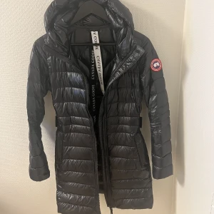 Canada Goose cypress jacka - Kan skicka fler bilder! Säljer min fina jacka i XS pågrund av att den är för liten, så har inte kunnat använda den nu i höst. Endast hunnit använda den några gånger i våras när den passade. Fick den i julklapp förra julen.  Inga defekter, den är som ny!