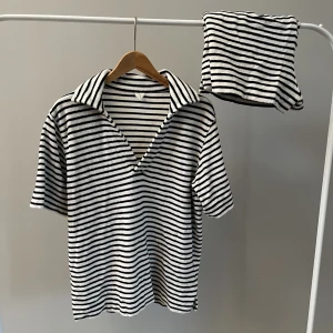 Frotté-set Arket - Säljer setet tillsammans. Båda delarna i storlek M. I frotté-liknande material. Svart- och vit-randigt. Sparsamt använda så i fint begagnat skick, shortsen lite noppriga.