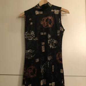 Mönstrad Maxiklänning  - Svart sammetsklänning, superfint skick! 