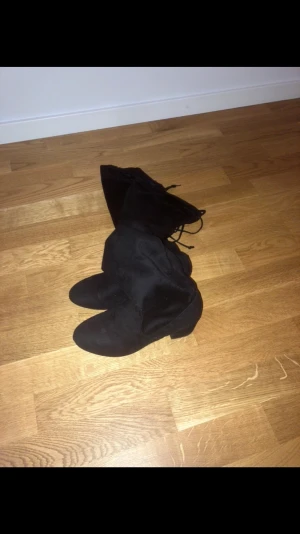 Stövlar  - Svarta stövlar med en liten klack på från Anna Field 