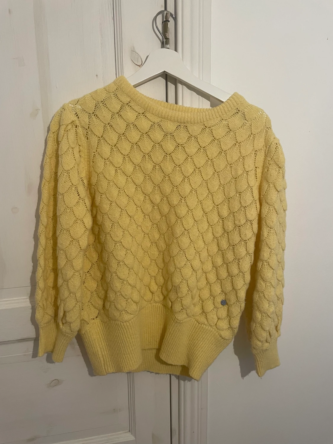 Gul skön stickad tröja