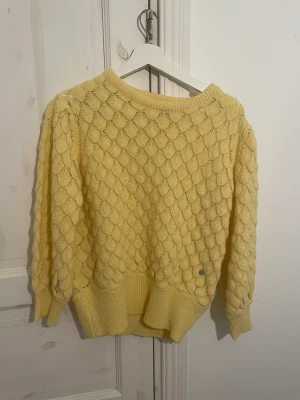 Gul skön stickad tröja - Säljer denna fina stickade tröjan från blendShe. Tröjan är använd fåtal gånger och säljs pga den inte kommer till användning. Tröjan har inga defekter.💕