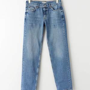 Säljer mina fina low waist jeans från Ginatricot🤍använd fåtal gånger och är i ett bra skick men har slitningar längst ner på benen, skriv för fler bilder!