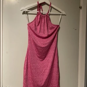 Rosa klänning med öppen rygg  - Söt klänning med öppen rygg och knytning i nacken. Luftigt material och lite mer åt det sportiga hållet. Men väldigt skön och luftig. Rosa mönster och passar XS-M skulle jag säga då den är väldigt stretchig. Köpt från shein. Använd fåtal gånger.