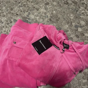 Juicy Couture - Helt nytt oanvänt juice set i rosa (Raspberry) super fin färg men passade inte mig. De är i storlek xxs 