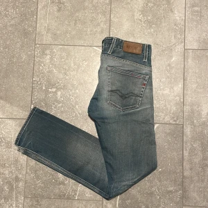Replay jeans  - Tjenare, säljer nu mina snygga replay jeans, modellen heter jeto och har den populära slim fit passformen, nypris:1600 mitt pris:449