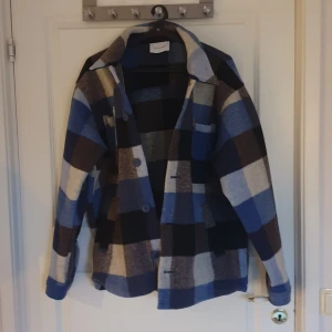 Valient overshirt/jacka - Köpt för ett tag sen - använd ett par gånger - fickorna behövs sprättas upp - inga defekter