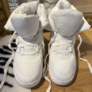 Vita Skor - Asfina vita vinterskor/höstskor😍Jättefina men för små för mig🐻‍❄️ Använda en gång. 