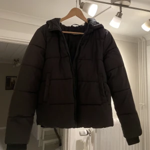 Vinterjacka Dam - Vinterjacka för dam, köpt på zalando och är i märker pieces. Jackan är i mycket bra skick och säljs då jag har en ny! Den väldigt varm och funkar bra under hela vintern. Jackan är mycket sparsamt använd!  Köparen står för frakt 