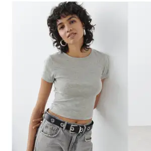 Säljer denna tighta gråa t shirt pågrund av att den inte kommer till användning. Nyskick:)