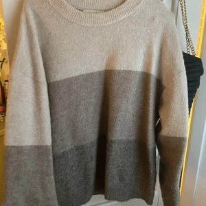 Stickad tröja - Aldrig kommit till användning, jättefin tröja som passar till allt💞💞