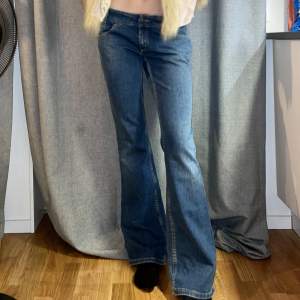 Lågmidjade flared vintage jeans från Lee, ikoniska! Tyvärr lite för stora för mig så kommer aldrig till användning. Storlek är W. 31, L. 33. Har vanligtvis 38 så skulle nog passa 40 perfekt. Skriv för exakta mått eller fler bilder! :) pris är diskuterbart