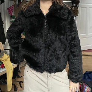 Pälsjacka  - Fake-pälsjacka  Från monki 