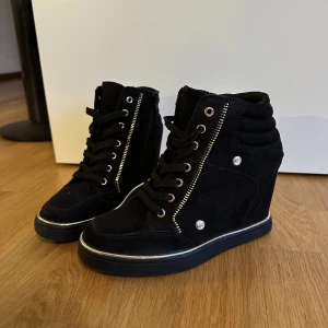 Kilklack skor - Svinsnygga kilklacksskor med gulddetaljer som nästan aldrig kommit till användning då jag haft ett par liknande skor.