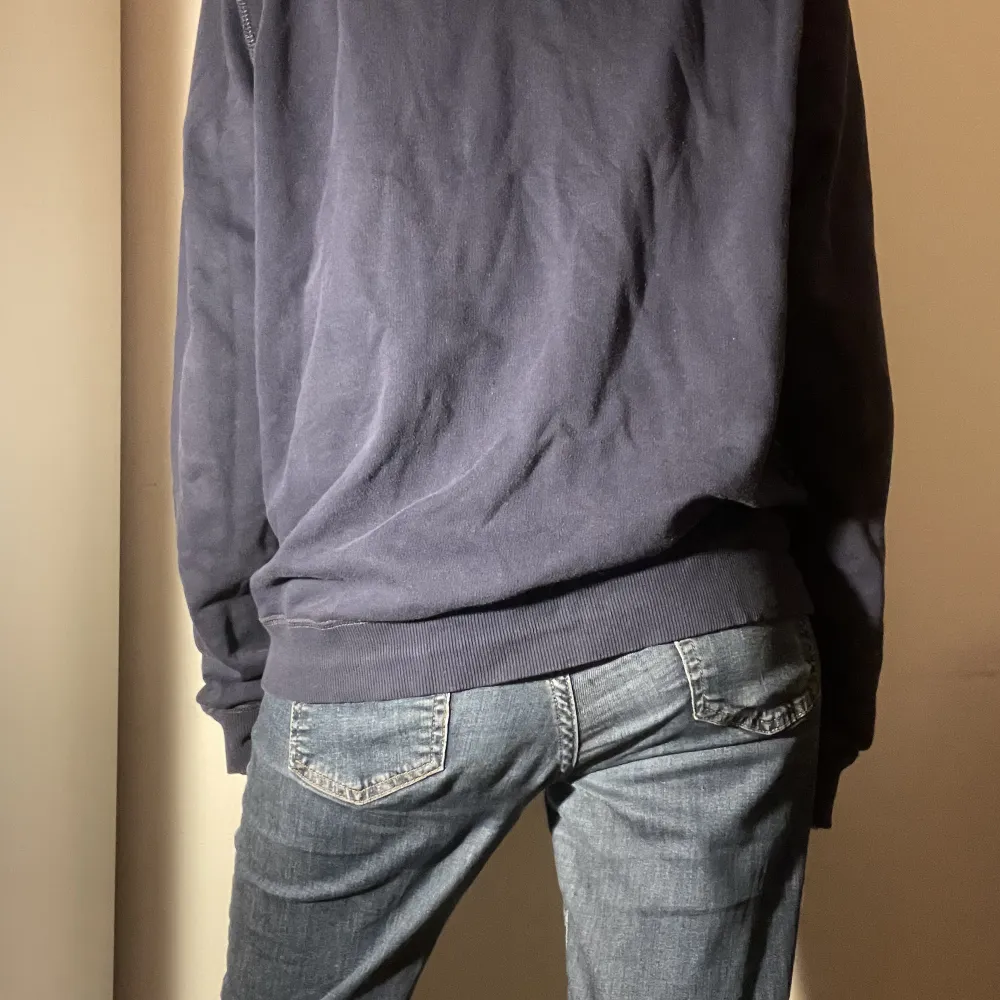 Mörkblå zipup hoodie med rutigt  mönster i svart och vitt på framsidan. Sitter lagom oversized på mig som har storlek s-m. Kan mötas nära Mariatorget eller posta. . Hoodies.