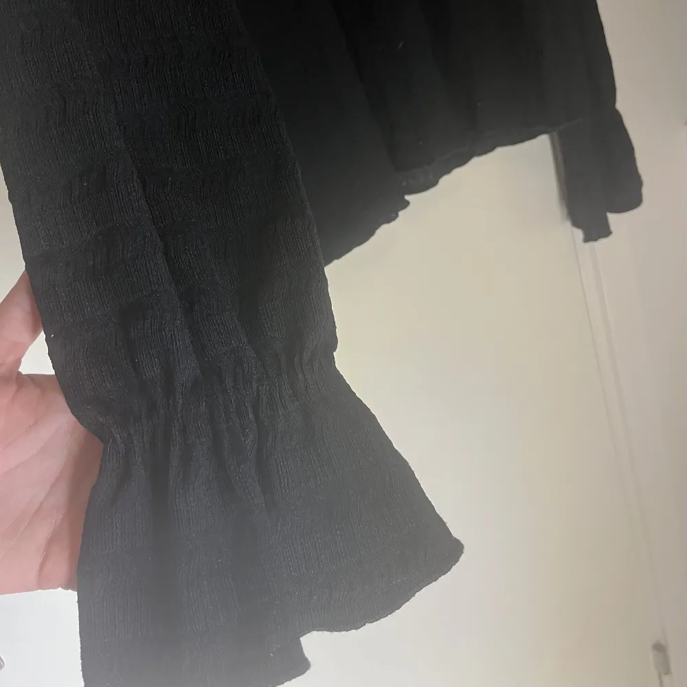 Säljer denna svarta tröja, då den aldrig kommer till användning. Köpt på Vero Moda, märket Pieces. Hur fin som helst, men blir aldrig av att jag använder den 🩷Passar iprincip alla storlekar.. Tröjor & Koftor.