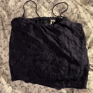 Linne - Jättefint linne från BikBok! Säljer pga att den inte kommer till använding.