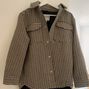 Jättefin jacka från Kappahl - Jacka från Kappahl storlek XS, nypris 700kr, använd få gånger Säljer för 400kr