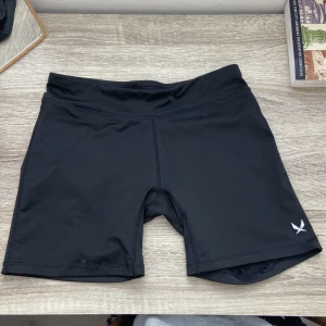 Tränings shorts - Skit snygga gym shorts som är köpta på Stadium för några år sen men har aldrig riktigt använt dom, bara testade 2/3 gånger. Säljer dom då dom är för små för mig nu. Stl är 158-164