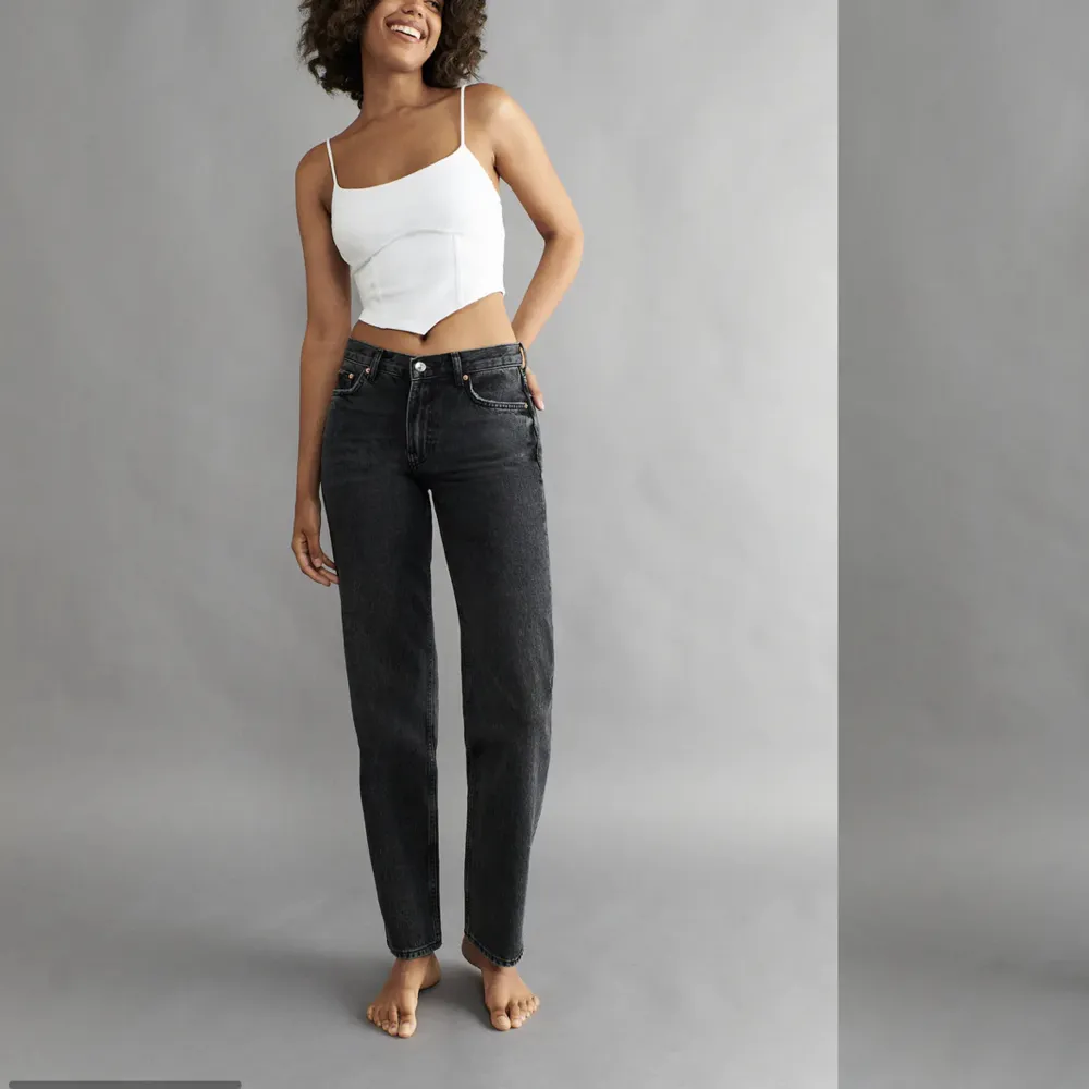 Säljer två par skit snygga low weist jeans ifrån Gina säljer både svarta och gråa❤️säljer 150kr st och ny pris är 500kr❣️. Jeans & Byxor.
