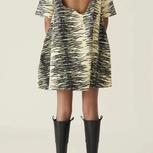 Hej söker denna zebra denim klänning från ganni! Hör gärna av dig om du har den och kan sälja🥰