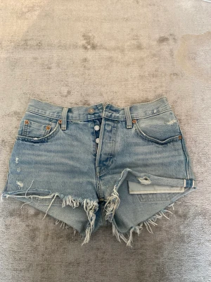 Levis shorts  - Intressekoll på mina favorit shorts från Levis, säljer tyvärr då de blivit lite små för mig. Skulle säga att de sitter som en XS eller S🫶❤️