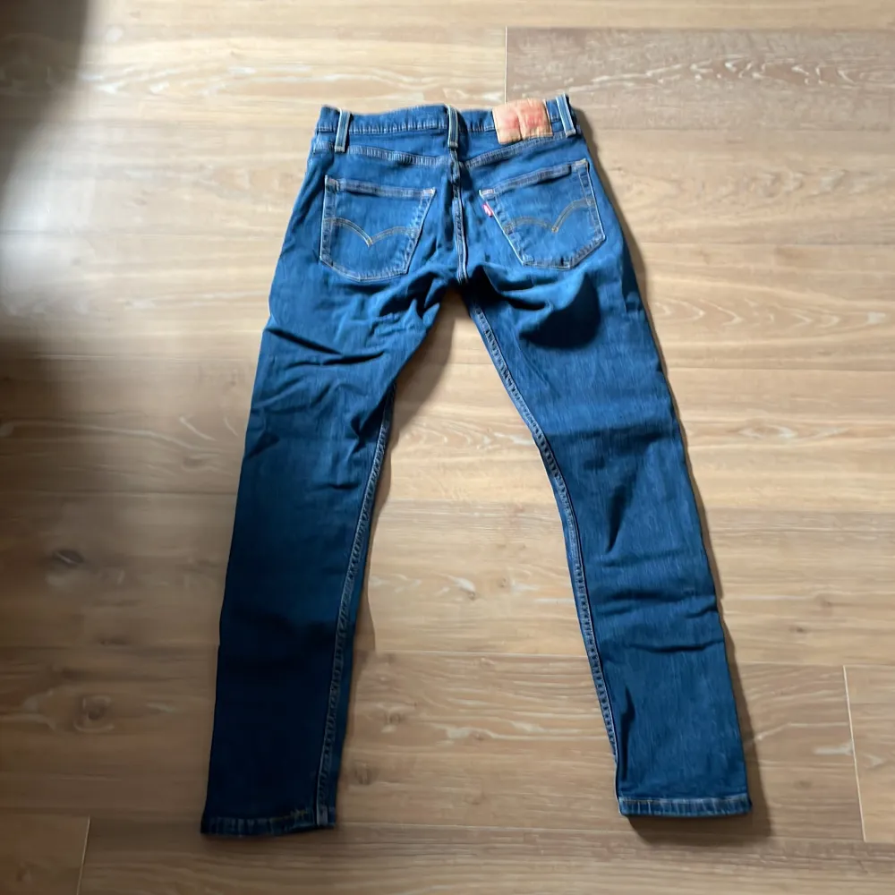 Ett par fina Levi’s 512 i storlek 30x32. Köpta för cirka 850kr. Byxorna är i ganska bra skick.. Jeans & Byxor.