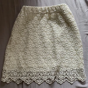 Supersöt kjol💘 - Säljer denna jättegulliga kjol, perfekt nu till sommaren☀️det är storlek 38, men sitter jättebra på mig som är xs/s. meddela gärna om du har några frågor💘