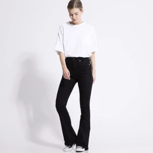 Lager 157 jeans ”snake flare - Säljer ett par byxor från lager 157 då de inte kommer till användning, nypris 300 och säljs för 140kr och är i bra skick, skriv vid intresse och köparen står för frakten💗